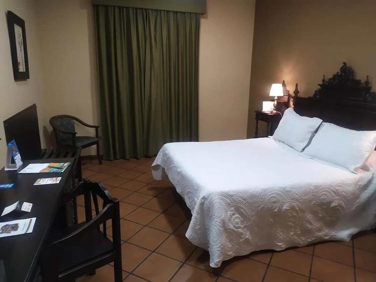 Los Bronces Lucena Hotel